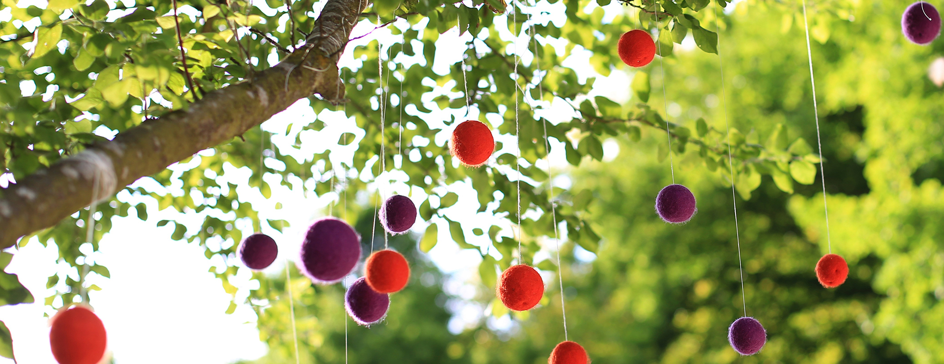 bunte Filzkugeln im Baum